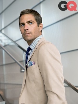 С чем носить бежевый пиджак в 30 лет мужчине: Бежевый пиджак и бело-синяя классическая рубашка в вертикальную полоску — отличный выбор для офисного образа на каждый день.