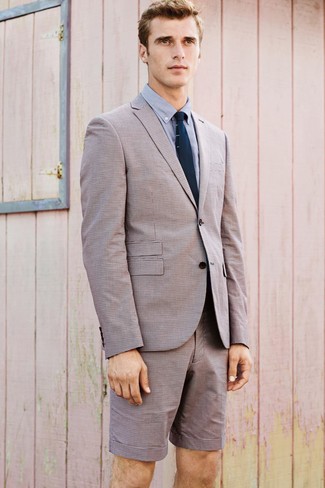 С чем носить синий вязаный галстук мужчине в стиле смарт-кэжуал: Бежевый пиджак в сочетании с синим вязаным галстуком поможет создать стильный и в то же время утонченный лук.