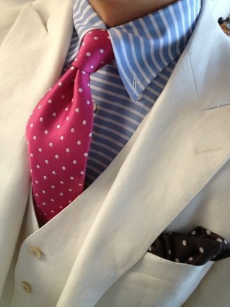 С чем носить ярко-розовый галстук в горошек мужчине в стиле смарт-кэжуал: Бежевый пиджак в паре с ярко-розовым галстуком в горошек позволит создать запоминающийся мужской образ.