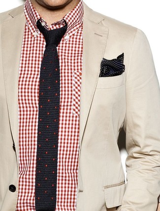 С чем носить черный галстук в горошек мужчине: Бежевый хлопковый пиджак в сочетании с черным галстуком в горошек позволит создать запоминающийся мужской образ.