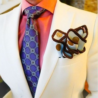 С чем носить темно-пурпурный галстук мужчине лето в деловом стиле: Несмотря на то, что это весьма консервативный лук, сочетание бежевого пиджака и темно-пурпурного галстука всегда будет выбором современных джентльменов, покоряя при этом сердца девушек. Пережить изнуряющий летний зной в таком сочетании будет гораздо легче.