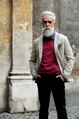 С чем носить джинсовую рубашку за 50 лет мужчине в стиле смарт-кэжуал: Образ из джинсовой рубашки и черных брюк чинос позволит реализовать в твоем луке городской стиль современного парня.