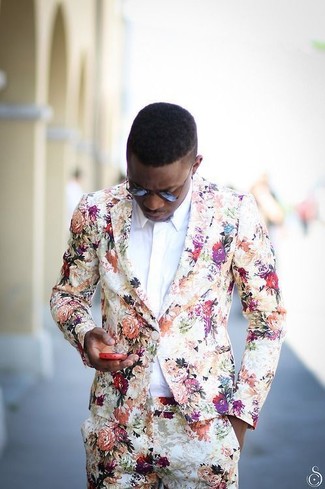 С чем носить брюки с цветочным принтом мужчине: Бежевый пиджак с цветочным принтом и брюки с цветочным принтом — must have вещи в гардеробе современного молодого человека.