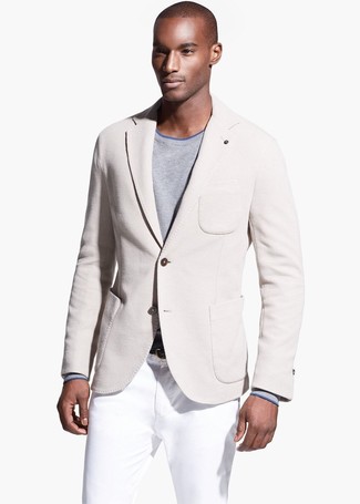 С чем носить бежевый пиджак мужчине: Комбо из бежевого пиджака и белых брюк чинос безусловно будет привлекать взгляды красивых дам.