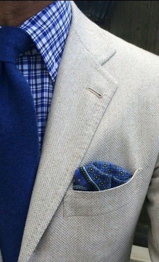 С чем носить синий галстук мужчине: Бежевый шерстяной пиджак в сочетании с синим галстуком позволит создать стильный и утонченный лук.
