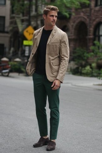 Как носить бежевый пиджак с темно-зелеными брюками чинос: Скопировать такой образ из бежевого пиджака и темно-зеленых брюк чинос легко, главное - подобрать вещи по фигуре. Любители модных экспериментов могут дополнить ансамбль темно-коричневыми замшевыми оксфордами, тем самым добавив в него чуточку классики.