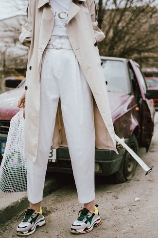 С чем носить белые брюки-галифе женщине: Ансамбль из бежевого плаща и белых брюк-галифе позволит выглядеть аккуратно, а также выразить твой индивидуальный стиль. Этот лук стильно завершат серые кроссовки.