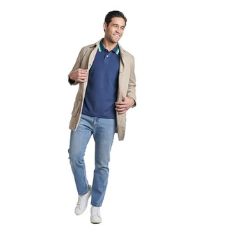 Как носить голубые джинсы с белыми кожаными низкими кедами в 30 лет мужчине в теплую погоду в стиле смарт-кэжуал: Бежевый плащ и голубые джинсы — хороший выбор для повседневного офисного образа. Белые кожаные низкие кеды помогут сделать образ менее формальным.