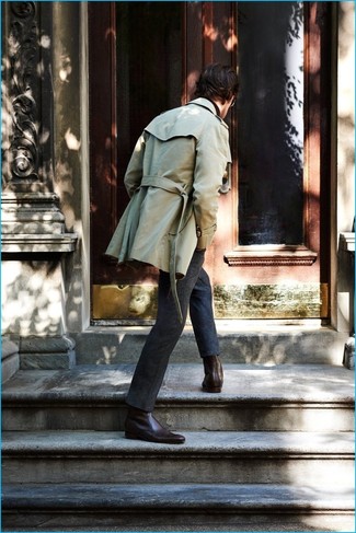 Как носить светло-коричневый плащ с серыми шерстяными классическими брюками мужчине в теплую погоду в деловом стиле: Светло-коричневый плащ и серые шерстяные классические брюки помогут создать незабываемый мужской лук. Чтобы лук не казался слишком строгим, подумай о контрастных деталях: темно-коричневых кожаных ботинках челси.