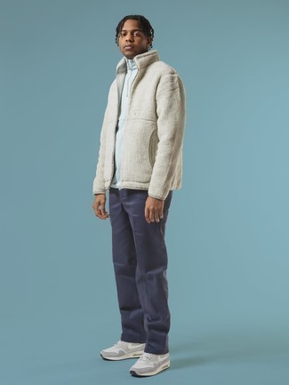 С чем носить светло-коричневый свитер на молнии мужчине: Сочетание светло-коричневого свитера на молнии и темно-синих брюк чинос позволит создать необыденный мужской лук в стиле кэжуал. Этот образ органично дополнят серые кроссовки.