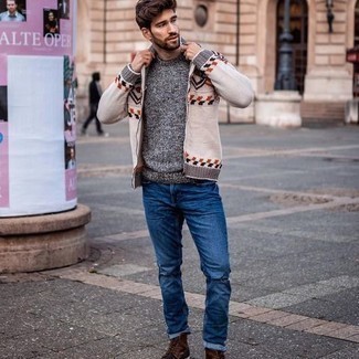 Как носить серый свитер с круглым вырезом с синими рваными джинсами в 30 лет мужчине осень: Если ты делаешь ставку на комфорт и практичность, серый свитер с круглым вырезом и синие рваные джинсы — великолепный выбор для привлекательного повседневного мужского лука. Хочешь привнести в этот образ нотку эффектности? Тогда в качестве обуви к этому образу, стоит выбрать темно-коричневые кожаные повседневные ботинки. Подобное сочетание вещей позволит создать приятное осеннее настроение, какой бы ни была погода на улице.