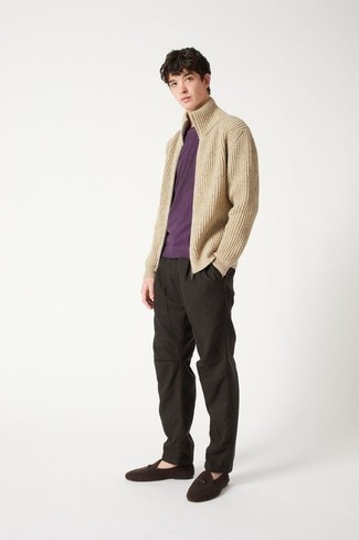 С чем носить темно-пурпурную футболку с круглым вырезом мужчине: Темно-пурпурная футболка с круглым вырезом и темно-коричневые брюки чинос — неотъемлемые элементы в арсенале любителей непринужденного стиля. И почему бы не привнести в повседневный образ толику стильной строгости с помощью темно-коричневых замшевых лоферов?
