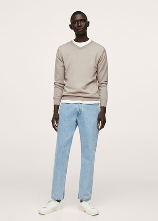 С чем носить голубые джинсы мужчине: Любителям стиля casual придется по душе сочетание бежевого свитера с v-образным вырезом и голубых джинсов. В паре с этим образом наиболее удачно будут выглядеть белые кожаные низкие кеды.