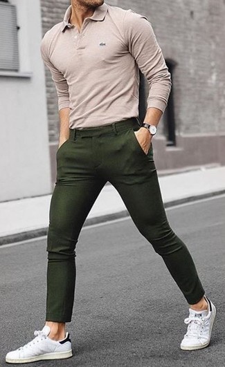 С чем носить темно-зеленые брюки мужчине весна в стиле смарт-кэжуал: Образ из бежевого свитера с воротником поло и темно-зеленых брюк поможет выглядеть аккуратно, а также подчеркнуть твою индивидуальность. Хочешь привнести в этот наряд толику изысканности? Тогда в качестве дополнения к этому образу, выбери белые кожаные низкие кеды. Когда зима уходит, и на пятки ей наступает приятная весна, мы сбрасываем тяжелые шубы и толстые куртки и хотим выглядеть по-весеннему свежо и стильно,. Подобный лук станет классным источником стильного вдохновения.