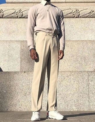 Какие классические рубашки носить с светло-коричневыми классическими брюками в 20 лет мужчине в стиле смарт-кэжуал: Для воплощения изысканного мужского вечернего ансамбля отлично подойдет классическая рубашка и светло-коричневые классические брюки. Белые кроссовки гарантируют удобство в течение всего дня.