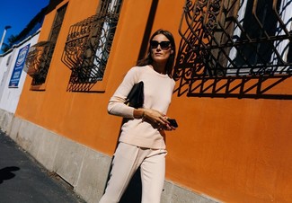 С чем носить светло-коричневый свитер женщине в стиле смарт-кэжуал: Светло-коричневый свитер и бежевые брюки-галифе безусловно украсят гардероб любой женщины.