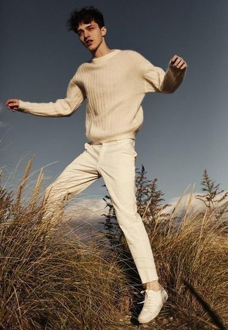 С чем носить светло-коричневый свитер с круглым вырезом подросткам мужчине в стиле кэжуал: Светло-коричневый свитер с круглым вырезом и бежевые брюки чинос — отличная идея для несложного, но стильного мужского образа. Любители незаезженных вариантов могут дополнить лук бежевыми низкими кедами из плотной ткани.