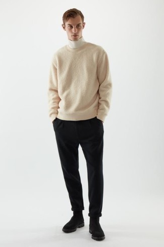 Модный лук: бежевый свитер с круглым вырезом, белая водолазка, черные брюки чинос, черные замшевые ботинки челси