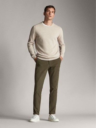 Модный лук: бежевый свитер с круглым вырезом, белая футболка с круглым вырезом, оливковые брюки чинос, белые низкие кеды из плотной ткани
