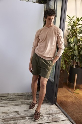 С чем носить топсайдеры в 30 лет в теплую погоду в стиле кэжуал: Бежевый свитер с круглым вырезом и оливковые шорты — обязательные вещи в гардеробе стильного джентльмена. В этот образ очень легко интегрировать топсайдеры.