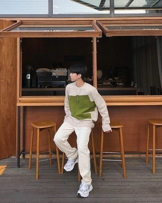 Модный лук: бежевый свитер с круглым вырезом с принтом, бежевые джинсы, серые кроссовки