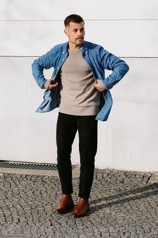 С чем носить темно-синюю джинсовую рубашку в 20 лет мужчине осень: В темно-синей джинсовой рубашке и черных вельветовых брюках чинос можно пойти на встречу в расслабленной обстановке или провести выходной, когда в программе культурное мероприятие без дресс-кода. Закончив лук коричневыми кожаными ботинками челси, получим неожиданный результат. Не стоит сбрасывать со счетов подобный ансамбль, особенно когда погода становится прохладной.