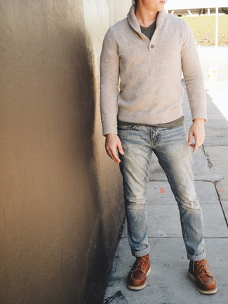 Модный лук: бежевый свитер с отложным воротником, серая футболка с v-образным вырезом, голубые джинсы, коричневые кожаные рабочие ботинки