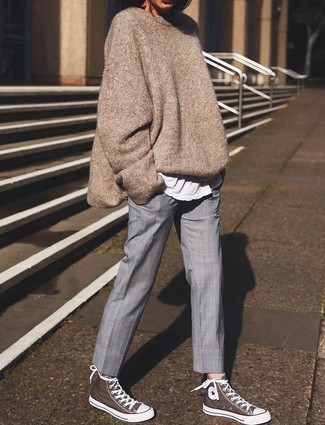 Как носить свободный свитер с классическими брюками в 30 лет в стиле кэжуал: Если ты из той категории женщин, которые любят выглядеть стильно, тебе придется по душе дуэт свободного свитера и классических брюк. Не прочь поэкспериментировать? Дополни образ коричневыми высокими кедами.
