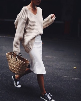 С чем носить белую юбку-карандаш: Бежевый вязаный свободный свитер и белая юбка-карандаш будут прекрасно смотреться в модном гардеробе самых требовательных красавиц. Выбирая обувь, можно немного поэкспериментировать и дополнить образ черно-белыми низкими кедами.