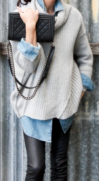С чем носить бежевый свободный свитер в 30 лет: Если у тебя планируется суматошный день, сочетание бежевого свободного свитера и черных кожаных джинсов скинни поможет создать функциональный лук в непринужденном стиле.