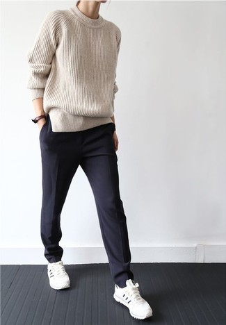 Модный лук: бежевый свободный свитер, темно-синие брюки чинос, белые кроссовки