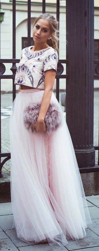 Модный лук: бежевый укороченный топ с принтом, розовая длинная юбка из фатина, розовый меховой клатч