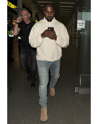 Как Kanye West носит Бежевый худи, Синие рваные зауженные джинсы, Бежевые замшевые ботинки челси