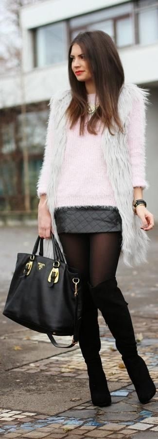 Модный лук: серая меховая безрукавка, розовый пушистый свитер с круглым вырезом, черная кожаная стеганая мини-юбка, черные замшевые ботфорты