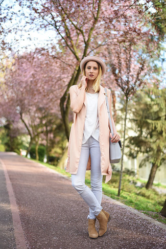 С чем носить розовую безрукавку женщине в теплую погоду: Сочетание розовой безрукавки и серых джинсов скинни ориентировано на современную модницу, ведущую динамичный образ жизни. Вкупе с этим нарядом удачно смотрятся светло-коричневые замшевые ботинки челси.