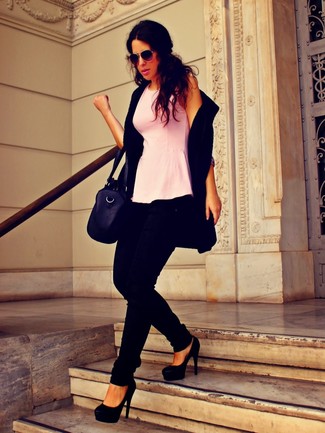 Какие джинсы носить с черной безрукавкой женщине в стиле смарт-кэжуал: Черная безрукавка и джинсы — обязательные элементы в гардеробе барышень с отменным чувством стиля. Черные кожаные туфли станут хорошим дополнением к твоему луку.
