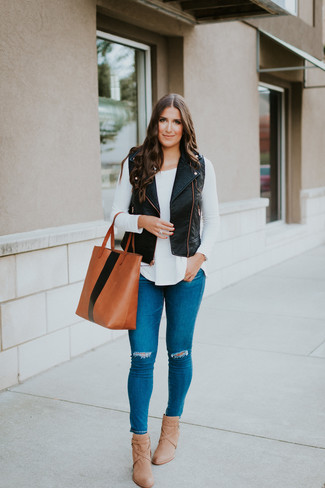 Какие безрукавки носить с синими джинсами скинни в 20 лет в теплую погоду: Если ты делаешь ставку на комфорт и практичность, безрукавка и синие джинсы скинни — отличный вариант для расслабленного повседневного образа. В сочетании с этим ансамблем чудесно будут смотреться светло-коричневые кожаные ботильоны.