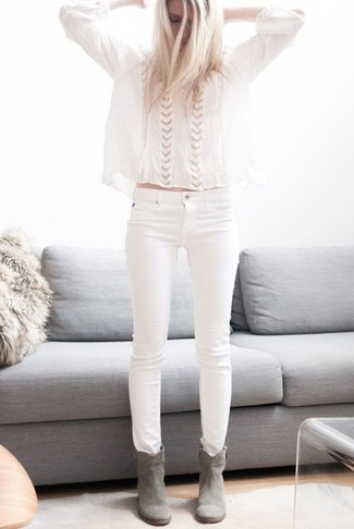С чем носить белую блузку в стиле смарт-кэжуал: Тандем белой блузки и белых джинсов скинни позволит составить интересный образ в повседневном стиле. Вместе с этим образом чудесно будут выглядеть серые замшевые ботильоны.