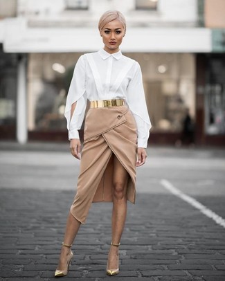С чем носить бежевую юбку в 30 лет: Белая блуза на пуговицах и бежевая юбка помогут создать гармоничный модный образ. Вместе с этим ансамблем гармонично будут смотреться бежевые кожаные туфли.