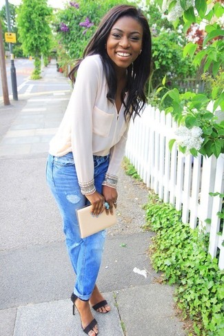 Модный лук: белая шелковая блуза на пуговицах, голубые джинсы-бойфренды, черные замшевые босоножки на каблуке, бежевый кожаный клатч
