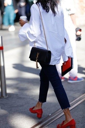 С чем носить красные замшевые туфли: Белая блуза на пуговицах и темно-синие джинсы — обязательные предметы в гардеробе барышень с чувством стиля. Пара красных замшевых туфель свяжет образ воедино.
