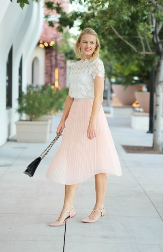 Модный лук: белая кружевная блуза с коротким рукавом, розовая юбка-миди со складками, розовые кожаные балетки, черная кожаная стеганая сумка-саквояж
