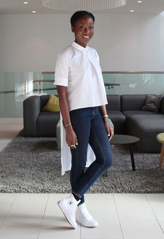 Какие высокие кеды носить с синими джинсами скинни в 30 лет лето: Белая блуза с коротким рукавом и синие джинсы скинни прочно закрепились в гардеробе многих барышень, помогая создавать шикарные и стильные луки. Если сочетание несочетаемого импонирует тебе не меньше, чем безвременная классика, заверши свой наряд высокими кедами. Такое сочетание одежды обеспечивает комфорт в ношении в зной.