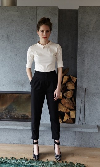 С чем носить черные брюки-галифе женщине: Белая блуза с коротким рукавом и черные брюки-галифе — идеальный вариант для похода в кино или шоппинга. Черные замшевые туфли становятся классным дополнением к твоему наряду.
