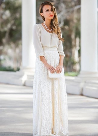 С чем носить белую юбку в жару: Тандем белой шифоновой блузки с длинным рукавом и белой юбки поможет выглядеть по моде, а также подчеркнуть твой личный стиль.