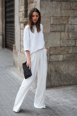С чем носить белые широкие брюки: Белая льняная блузка с длинным рукавом прекрасно гармонирует с белыми широкими брюками. Весьма кстати здесь выглядят белые кожаные туфли.