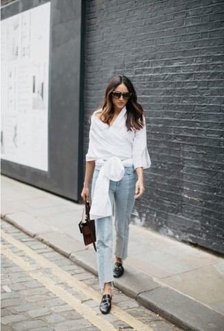 Какие джинсы носить с белой блузкой с длинным рукавом: Белая блузка с длинным рукавом и джинсы — обязательные элементы в гардеробе дам с отменным вкусом в одежде. В паре с этим ансамблем наиболее уместно смотрятся черные кожаные лоферы.