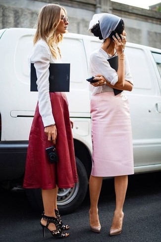 С чем носить ярко-розовую юбку в 30 лет: Белая шелковая блузка с длинным рукавом и ярко-розовая юбка — великолепный образ для ужина в ресторане. Вкупе с этим нарядом гармонично будут смотреться бежевые кожаные туфли.