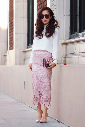 Модный лук: белая блузка с длинным рукавом, розовая кружевная юбка-миди, светло-коричневые кожаные туфли, розовый кожаный клатч