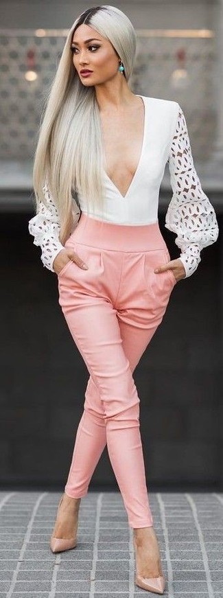 С чем носить розовые брюки-галифе в 20 лет женщине: Подобный образ из белой блузки с длинным рукавом с вырезом и розовых брюк-галифе легко повторить, а результат тебе точно понравится. Пара светло-коричневых кожаных туфель свяжет образ воедино.